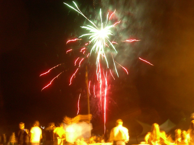 Sulla spiaggia di Marina di Camerota, uno stupendo fuoco d'artificio rossastro illumina la spiaggia ed i suoi occupanti.